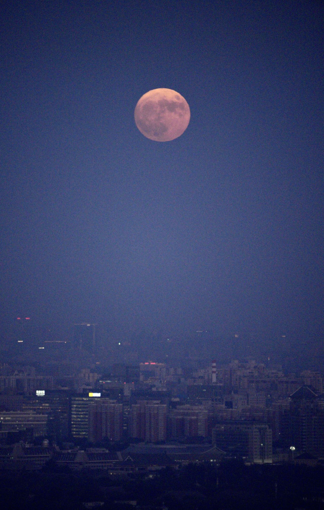 超级月亮今天晚上本年度最大满月亮相北京夜空