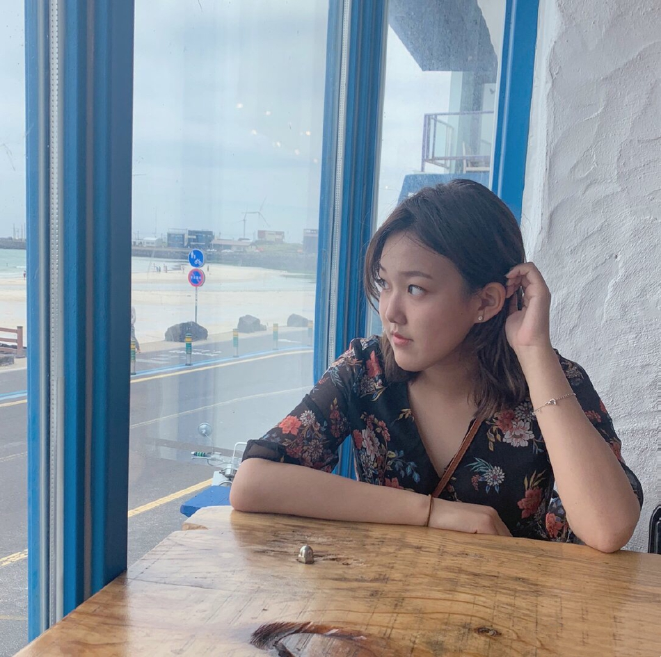 李静20岁女儿在国外真敢穿穿吊带参加毕业典礼欧式打扮太成熟