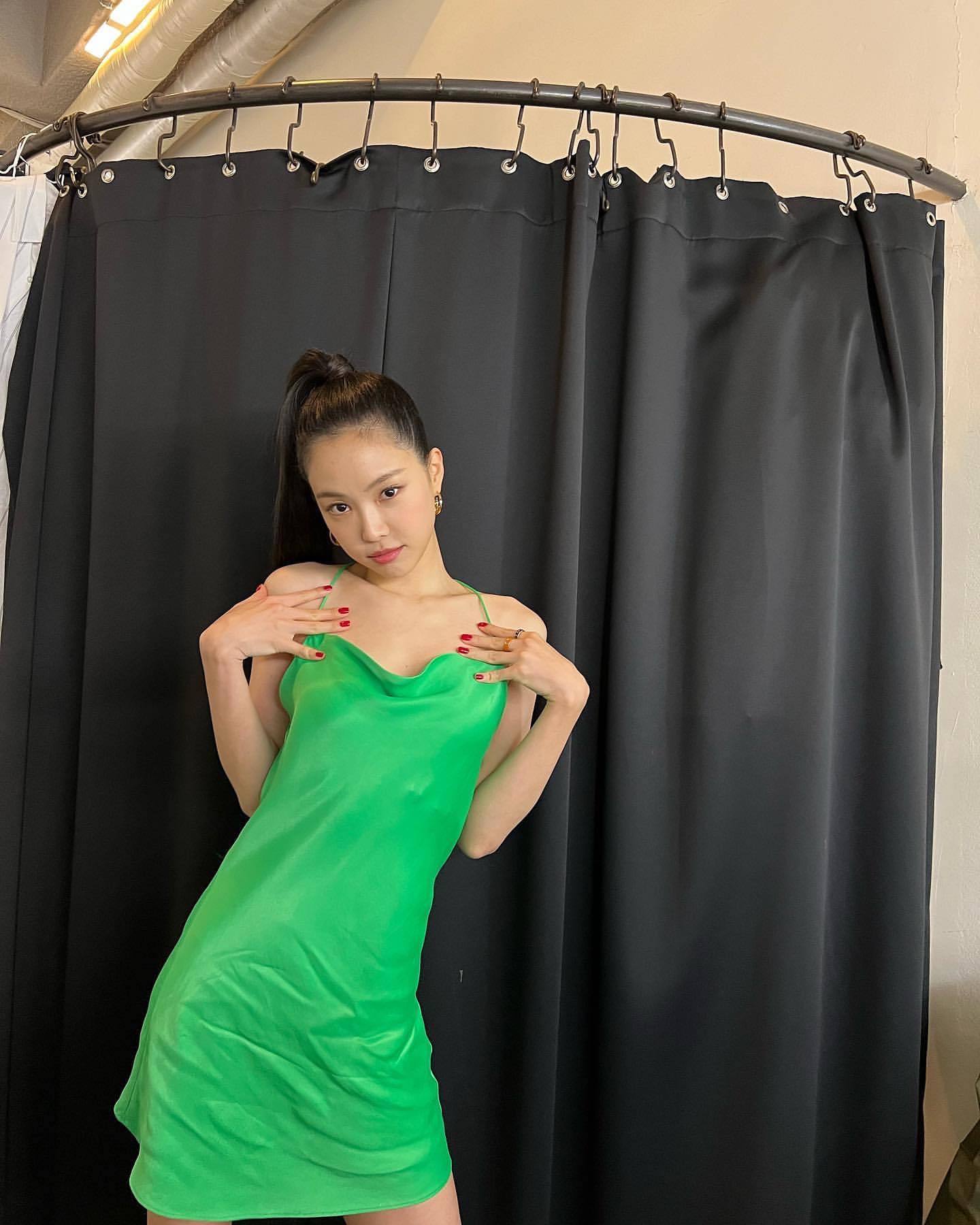 另一方面,51韩团小编获悉,孙娜恩去年签约了yg娱乐