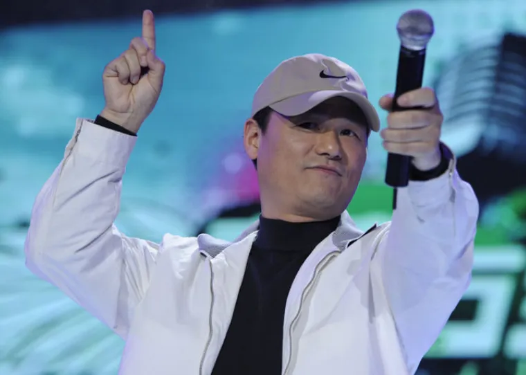 59岁知名歌手张行参加聚会!席间高歌一曲,娶小27岁娇妻生活美满