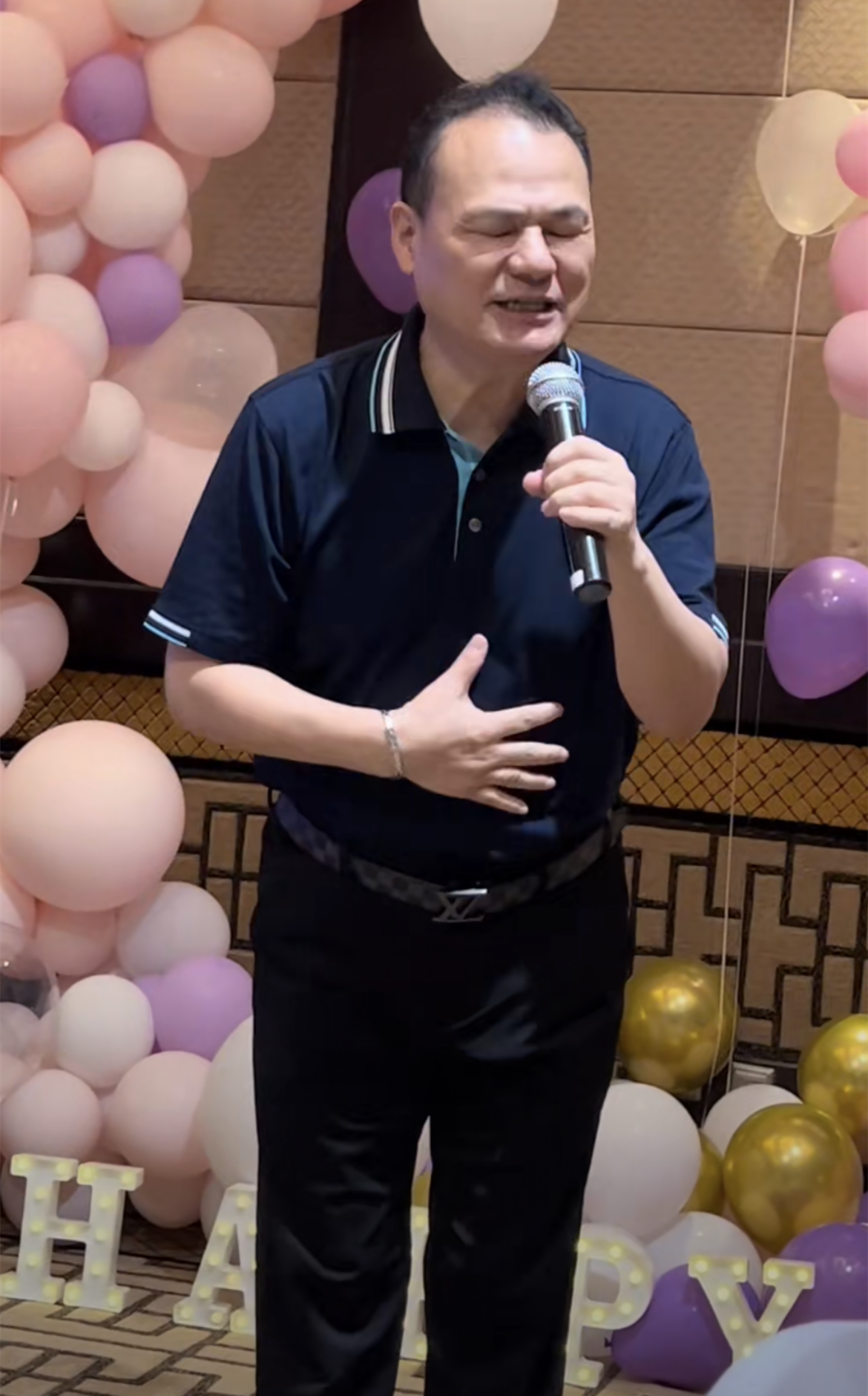 59岁知名歌手张行参加聚会席间高歌一曲娶小27岁娇妻生活美满