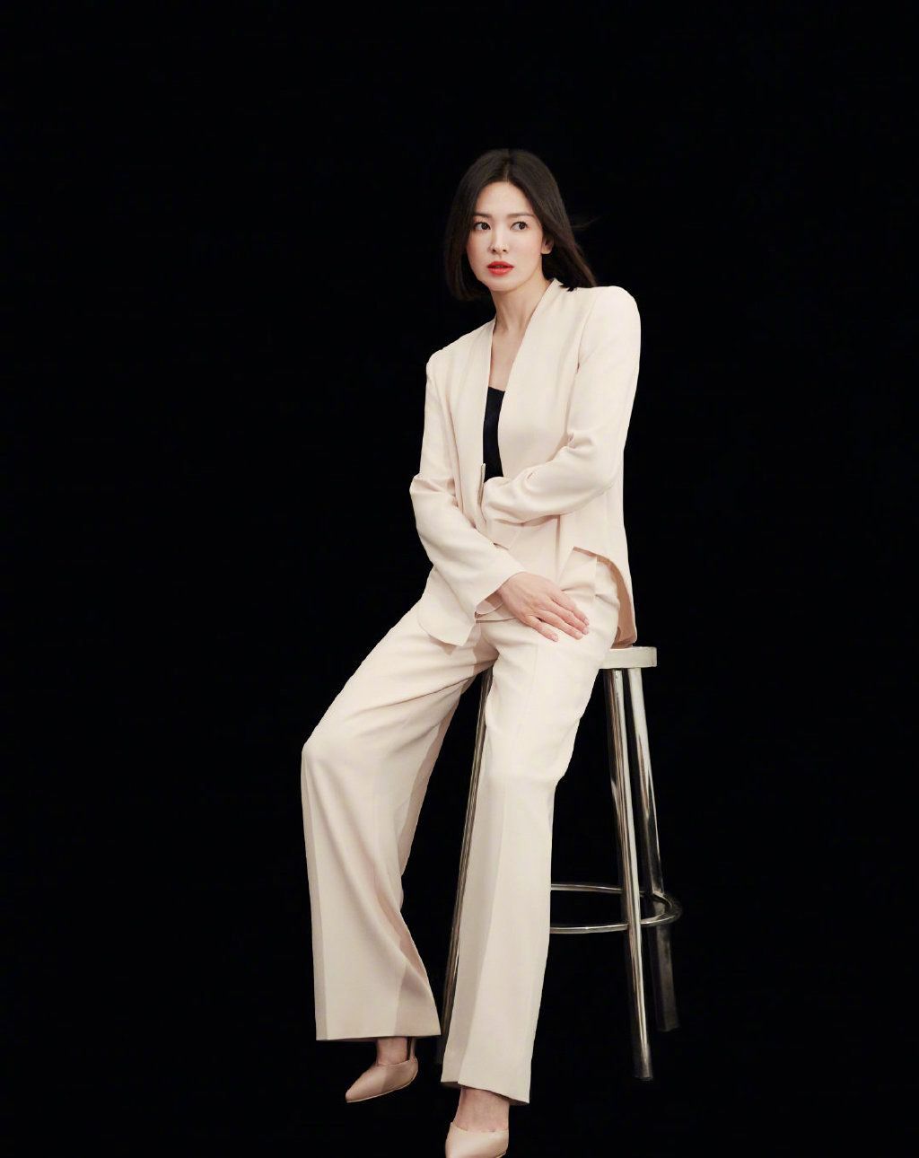 剪短头发剪断牵挂41岁宋慧乔晒出出游美照短发造型像换了个人