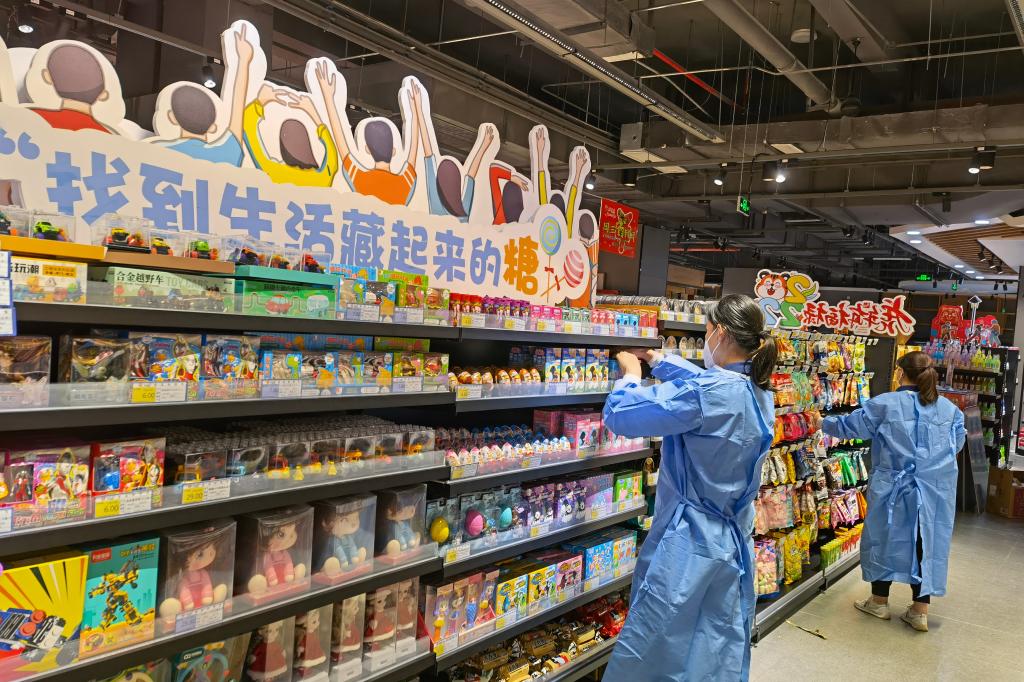 佳美超市员工在整理货架.(图片由受访者提供)