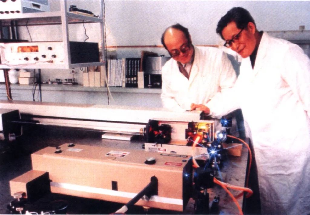 1983年2月，徐叙瑢（右）在长春物理所能谱实验室同戴仁崧检查PS激光系统。