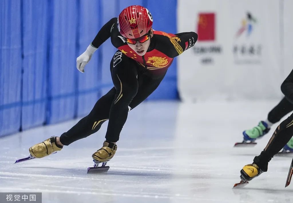 2022年1月13日至14日，短道速滑项目北京冬奥会选拔赛第二、第三站在北京首钢园进行。图为河北选手林孝埈在比赛中 图源：视觉中国