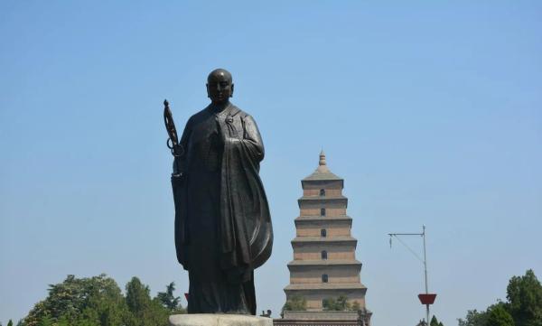 西安大雁塔与玄奘塑像