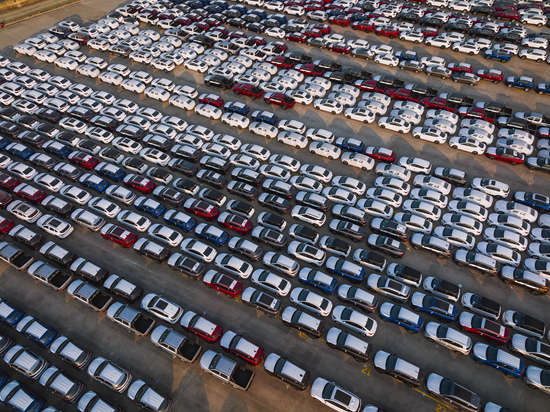 上海外高桥口岸有大量的汽车，等待从中国出口到其他国家和地区。视觉中国供图