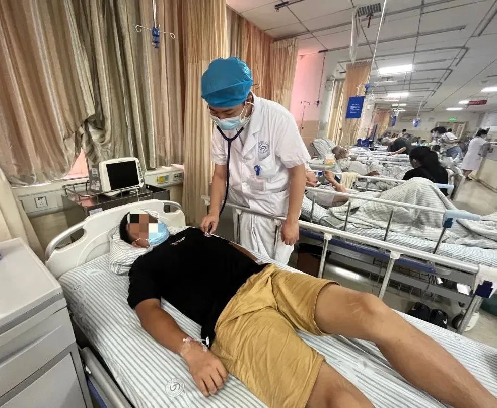 “热得要命”！男子出意外被撞断6根肋骨，也咬牙坚持跑去树荫处躺下...休闲区蓝鸢梦想 - Www.slyday.coM