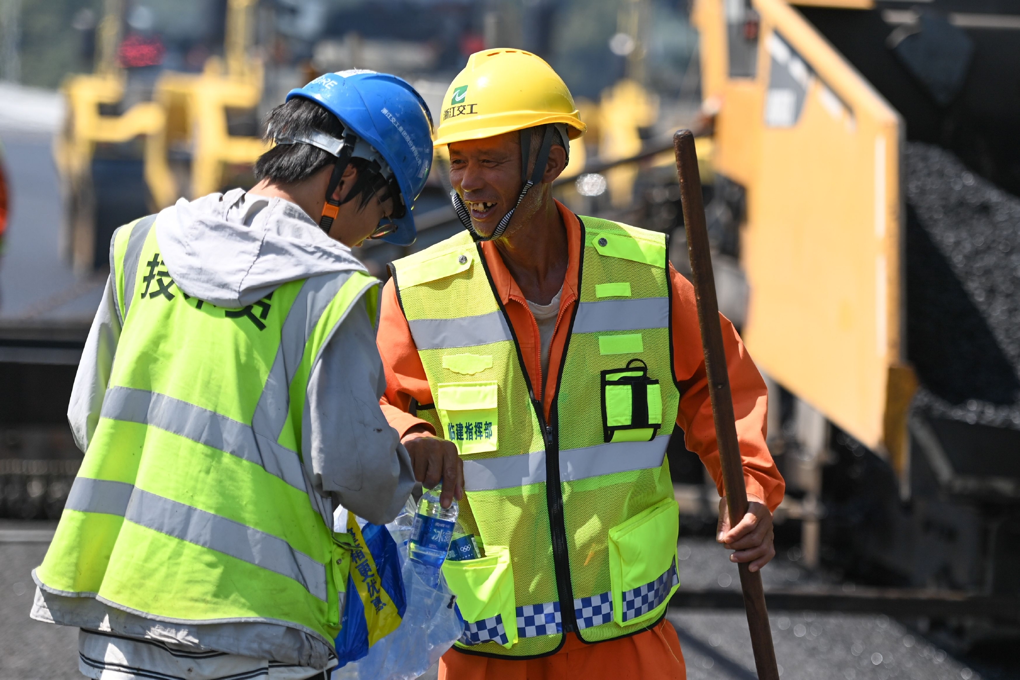浙江高温施工不忘防暑