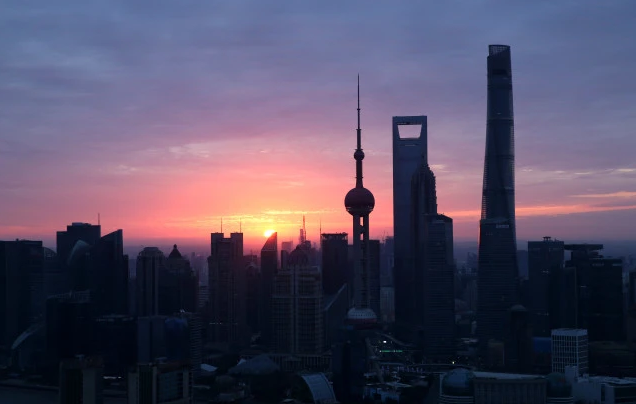 ▲2022年1月1日，上海陆家嘴，高楼大厦高耸入云。图/新华社