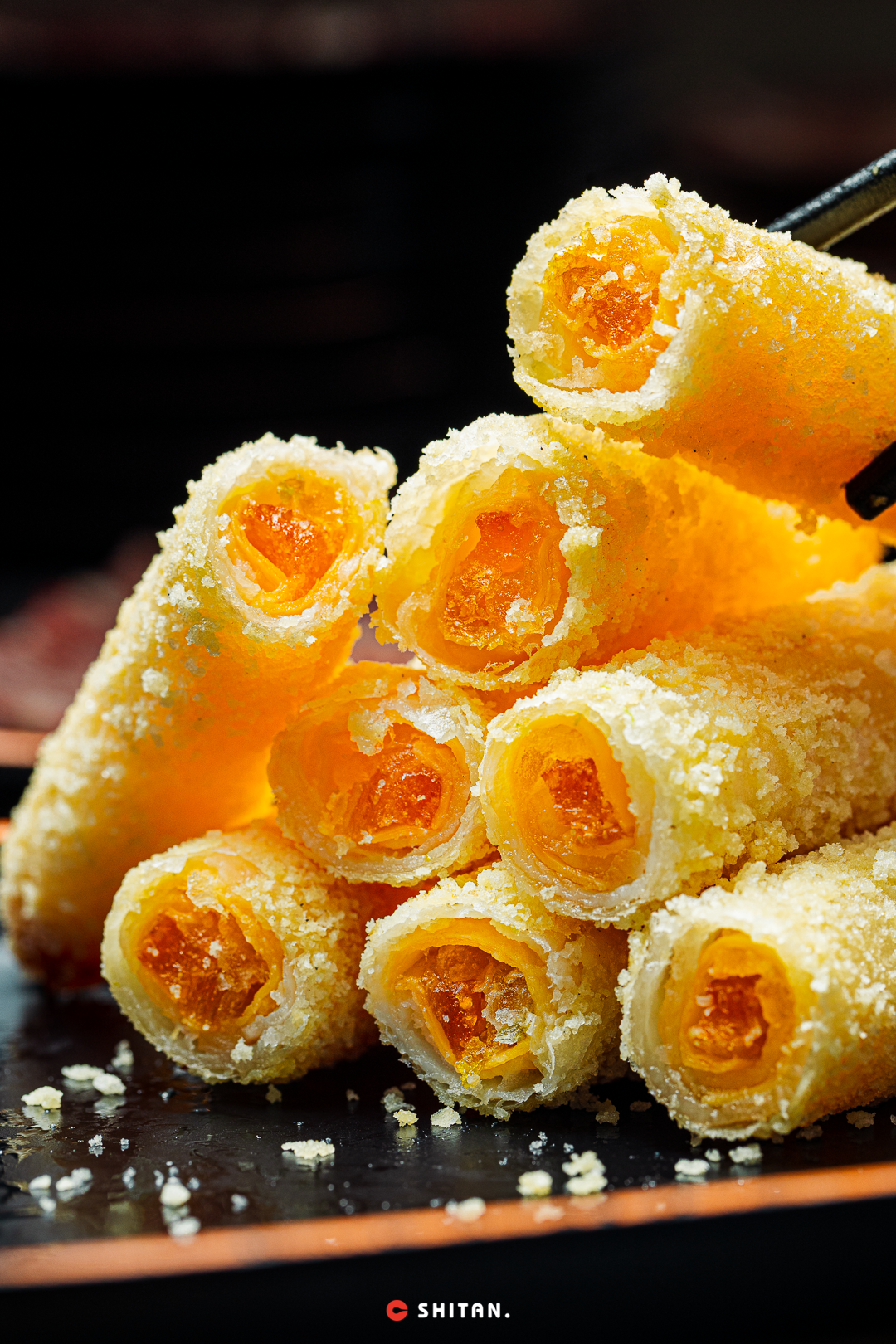 一眼就相中了这份手工咸蛋卷,酥脆脆的卷卷底下,藏着大块的咸蛋黄,带