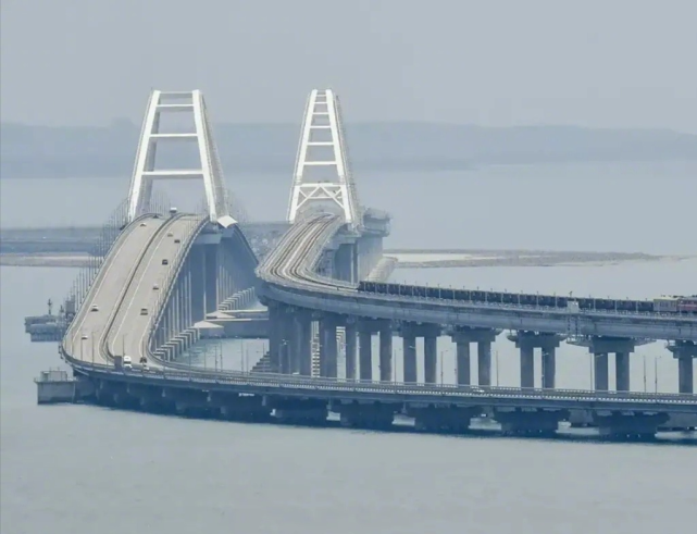 战火已向刻赤海峡蔓延，乌克兰要炸克里米亚大桥，俄军能防住吗休闲区蓝鸢梦想 - Www.slyday.coM