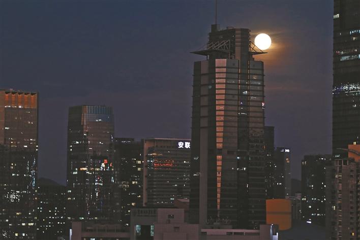 年度最大“超级月亮”昨夜高悬天宇 记者走近深圳天文发