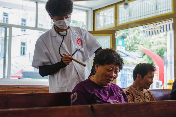 暑期社会实践PK| 守护银发，情暖银铃！温医学子暑期实践走近老年人