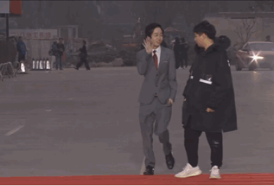 经典评价:头发梳成大人模样,穿上老爸帅气西装走红毯一直以来是偶像