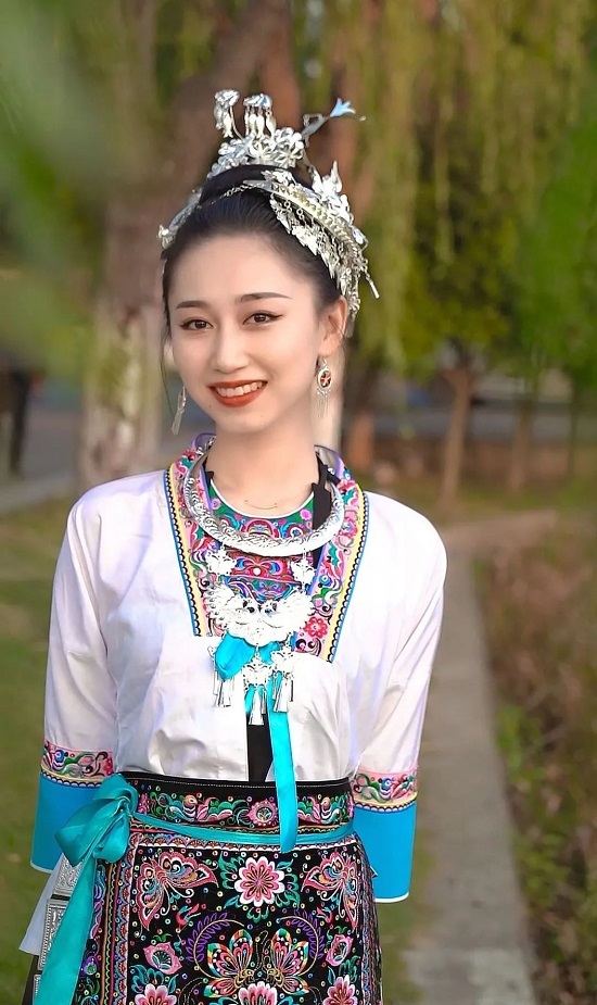 95后女孩美服美舞展现最美民族风