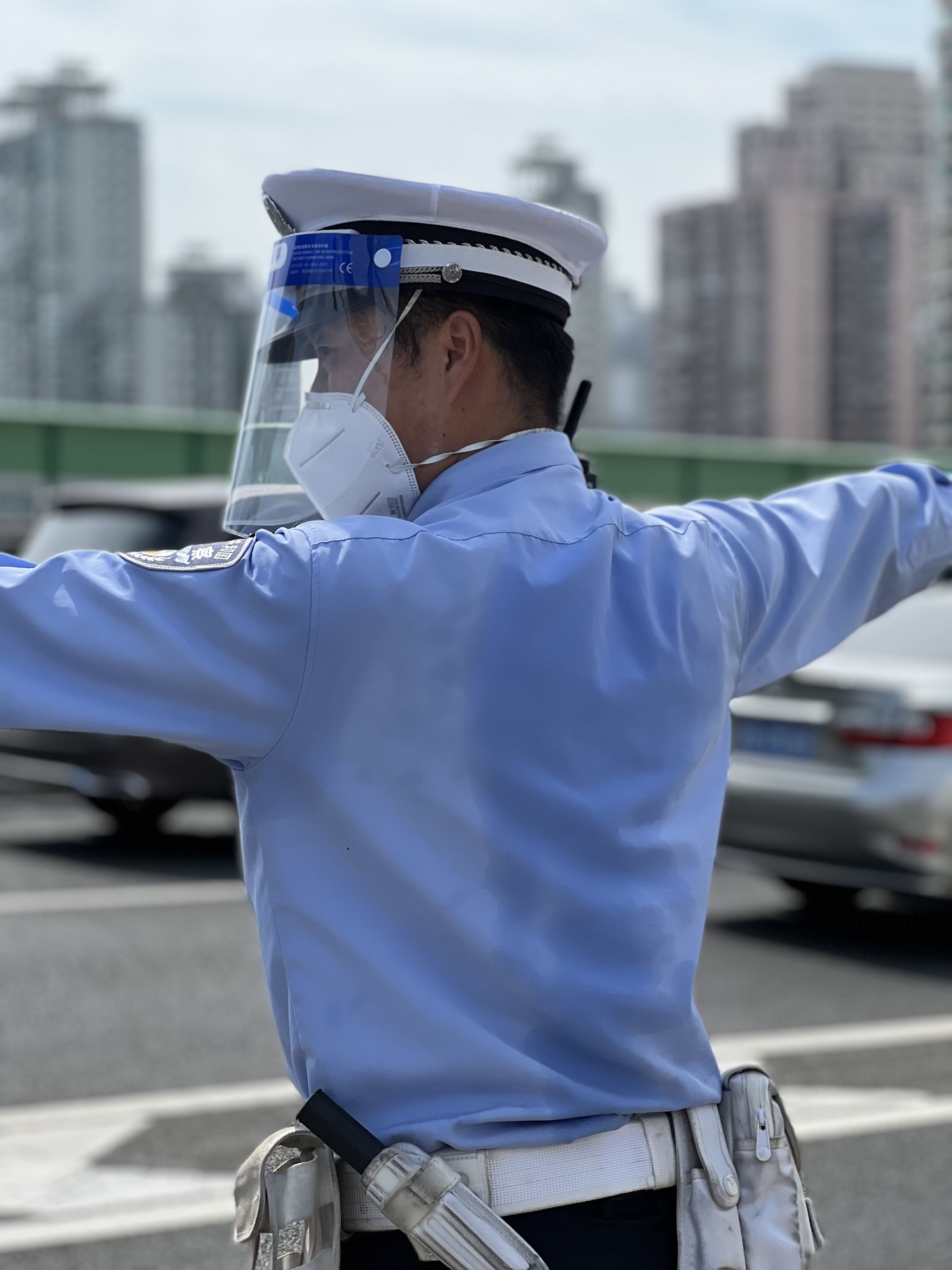 上海高架执勤交警有多热路面超62警务摩托坐垫80