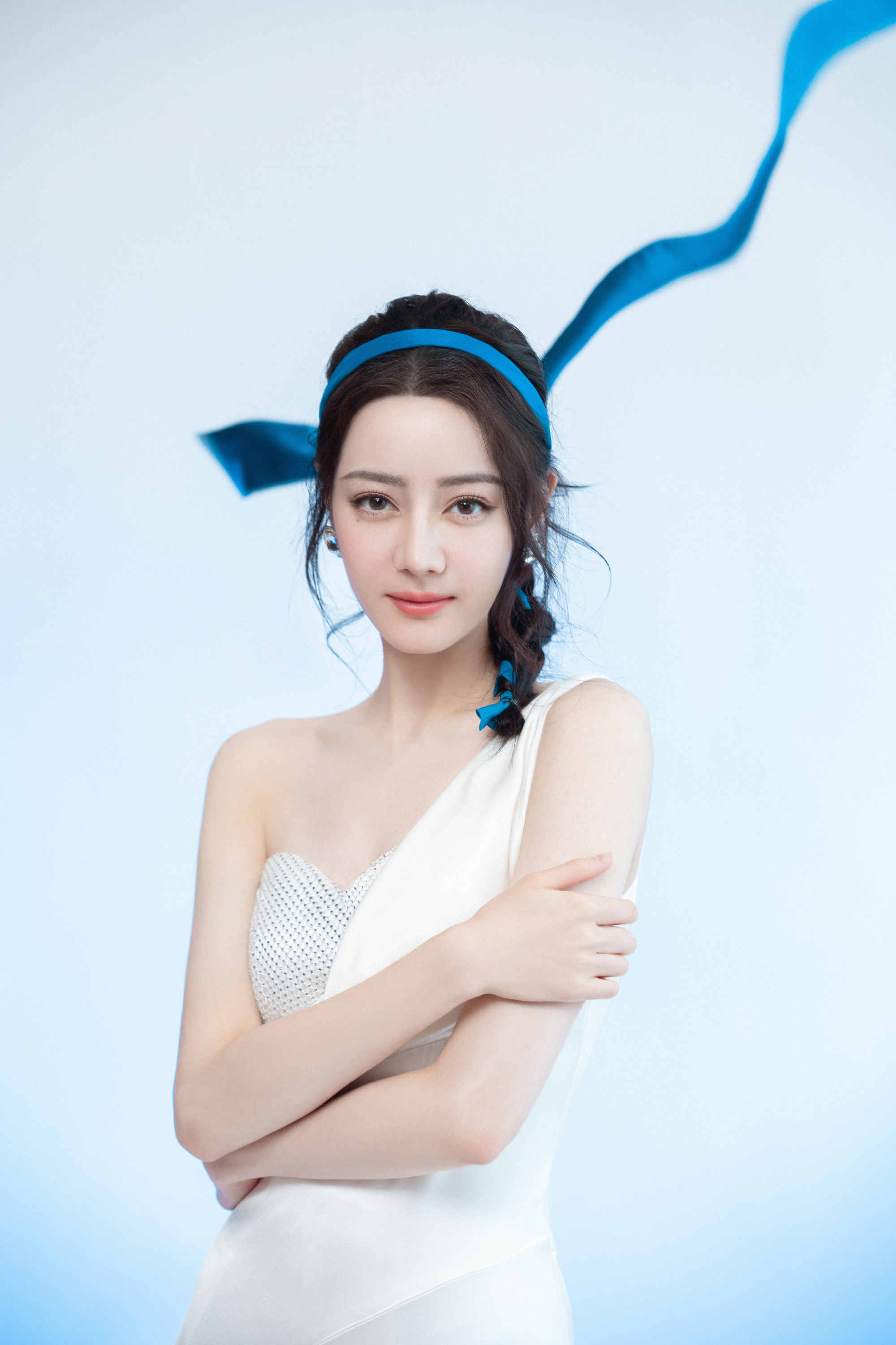 迪丽热巴新造型又美出新高度这款连衣裙有灵魂给人增彩不抢镜