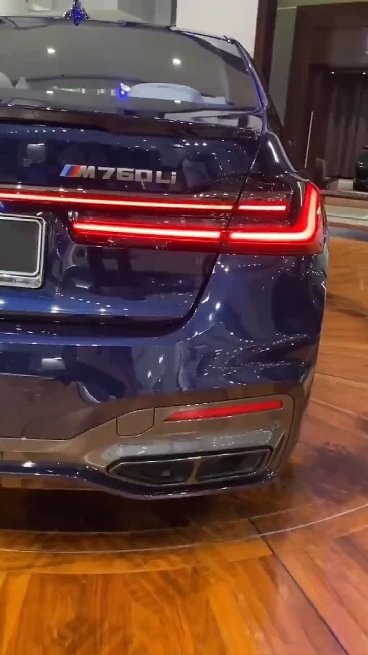 欣赏宝马顶级旗舰跑车m760liv12标志看着十分醒目