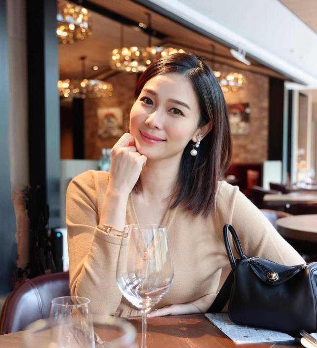 前tvb艺人杨秀惠开箱新买的25万名包想提高名气宣传公司业务