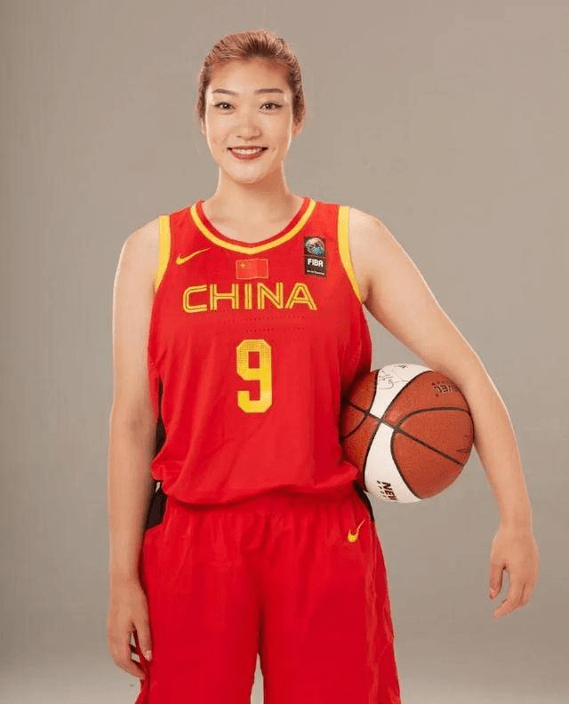7分3.9板,是当时中国女篮最耀眼的新星.随着苗立杰等主力球员