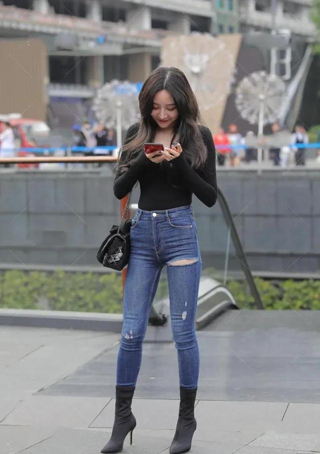 牛仔裤学着穿简约又不失街范感简简单单地上街毫无问题