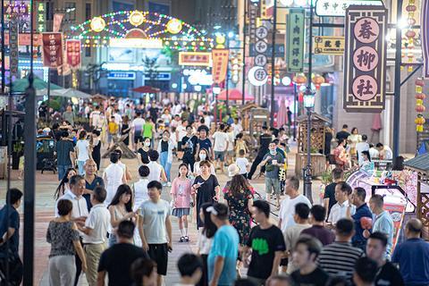 7月2日，游客在武汉汉口北夜市上休闲消费。新华社记者 肖艺九 摄