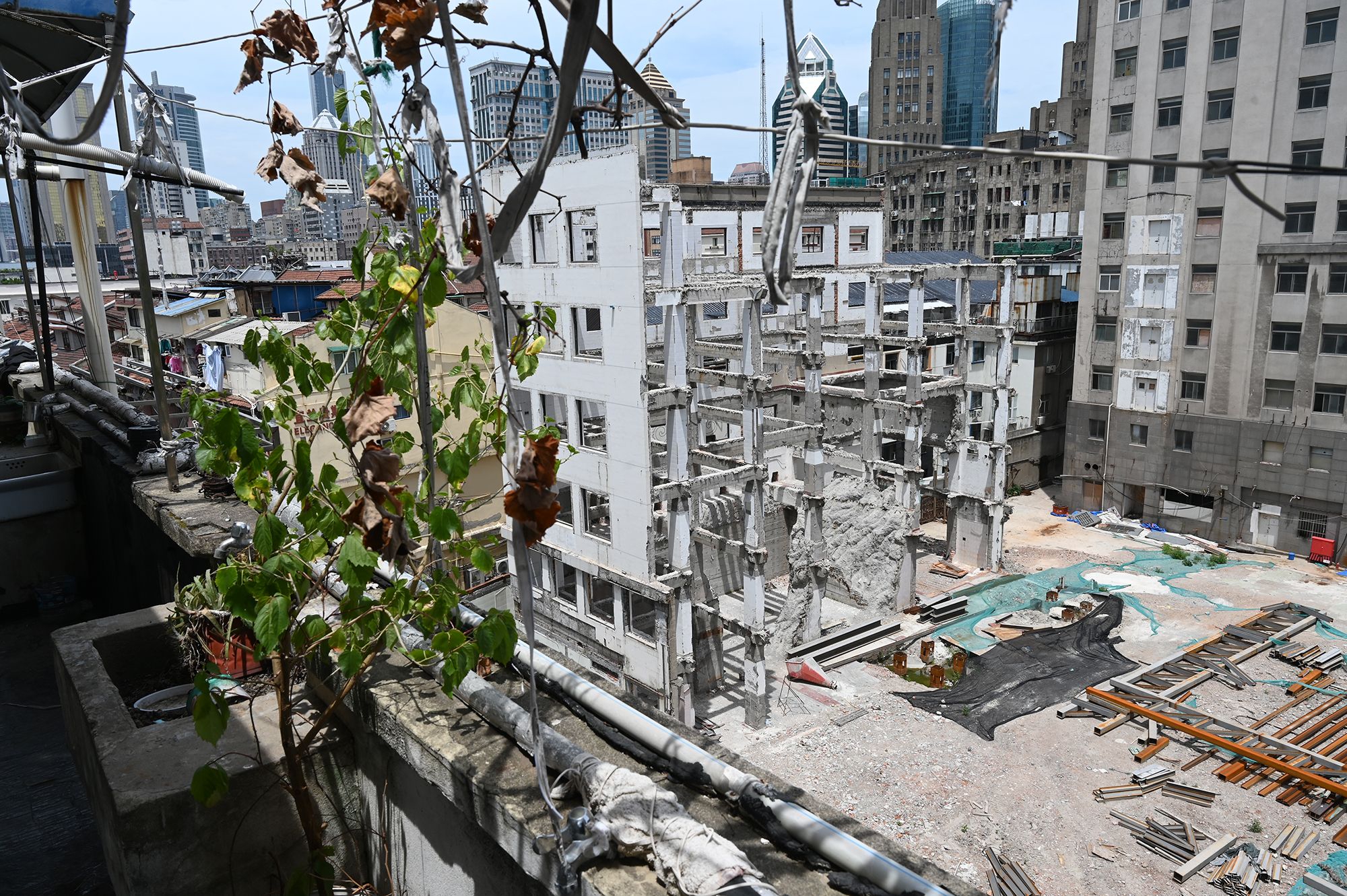 2022年7月6日,上海市黄浦区,广东路,从中山小区向外望去.