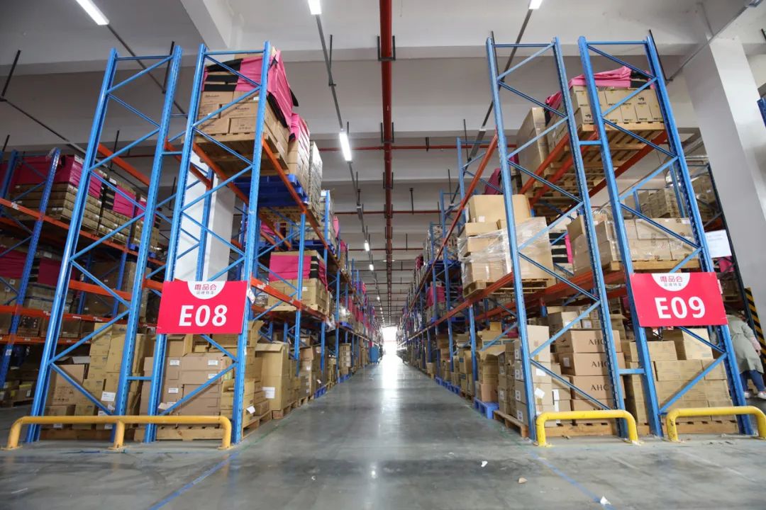 图为唯品会仓储中心内景.