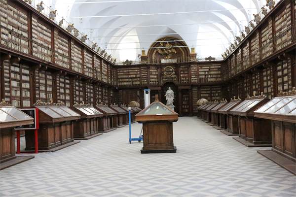 寻书欧洲|罗马卡萨纳特图书馆:"破墙"放进地球仪|红衣主教_新浪财经