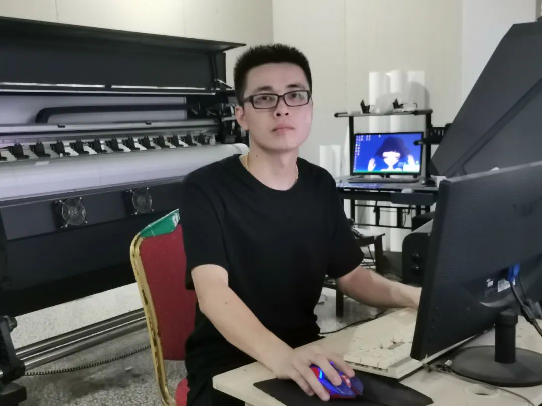 男子转身搞"偷袭",却受到大量点赞|平湖|周雪明|队员_新浪新闻