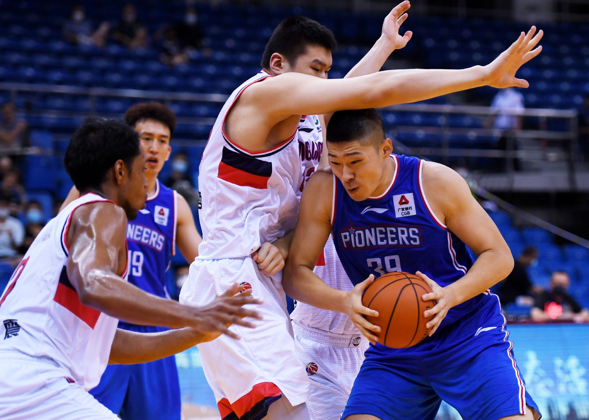 7月15日,天津先行者队球员时德帅(右)在比赛中防守时代中国广州队球员