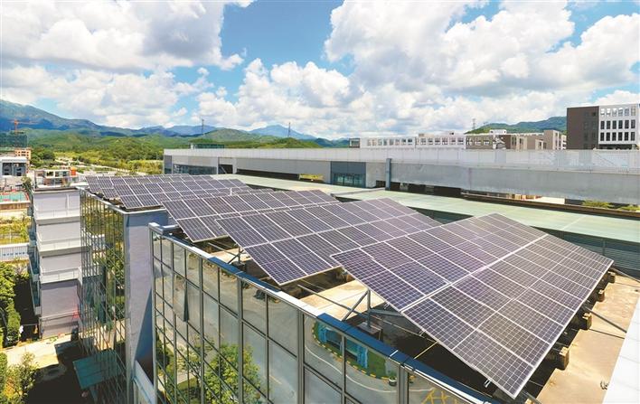 中建绿色产业园办公楼楼顶铺设了大量太阳能光伏发电装置.