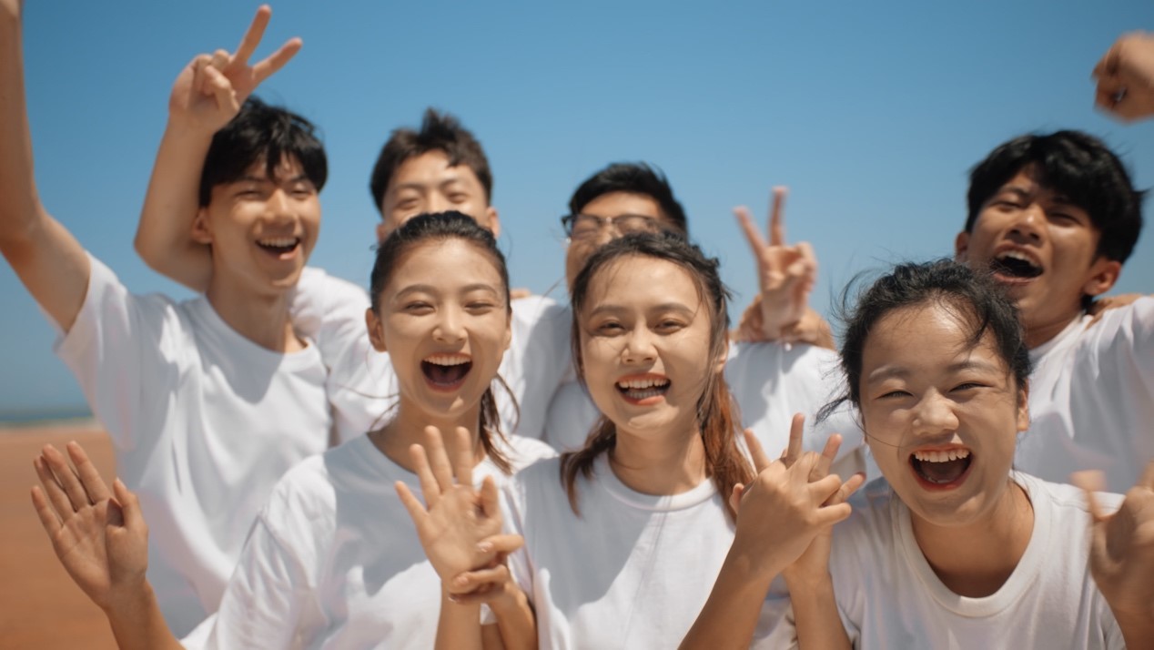 《我的青春有片海》剧照,充分展现年轻人的青春活力.