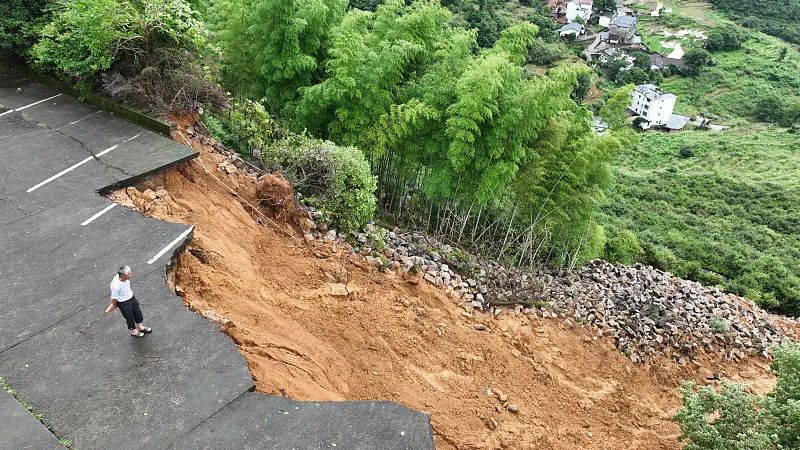 2022年6月，江西省上饶市一村庄发生滑坡和泥石流。