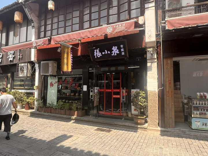 下午1点多,小时新闻记者来到张小泉后市街专卖店,店里此刻没有顾客.