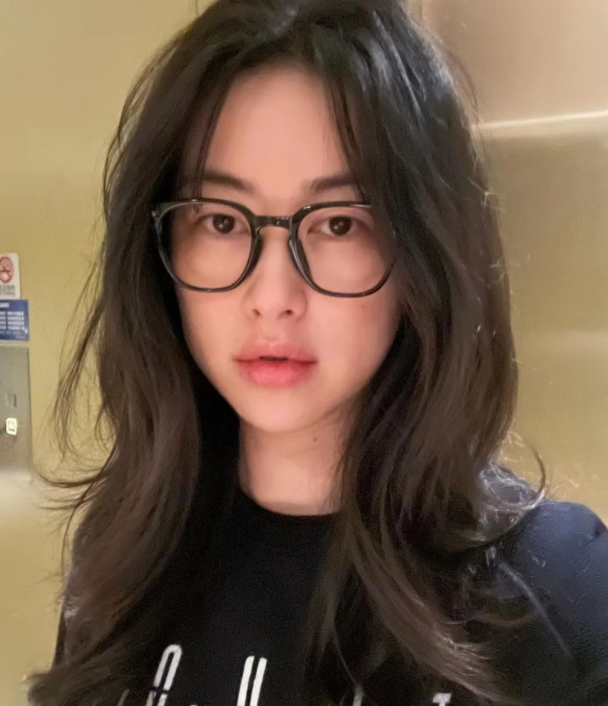 最美脸蛋朱珠秀身材领口太低露出事业线素颜头发凌乱像鸡窝