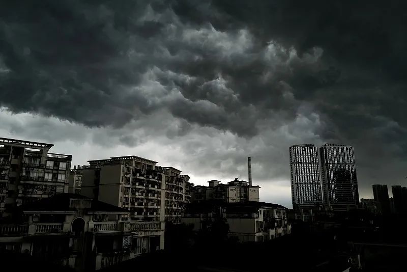 2022年6月15日，广州台风前夕老城区上空乌云密布。
