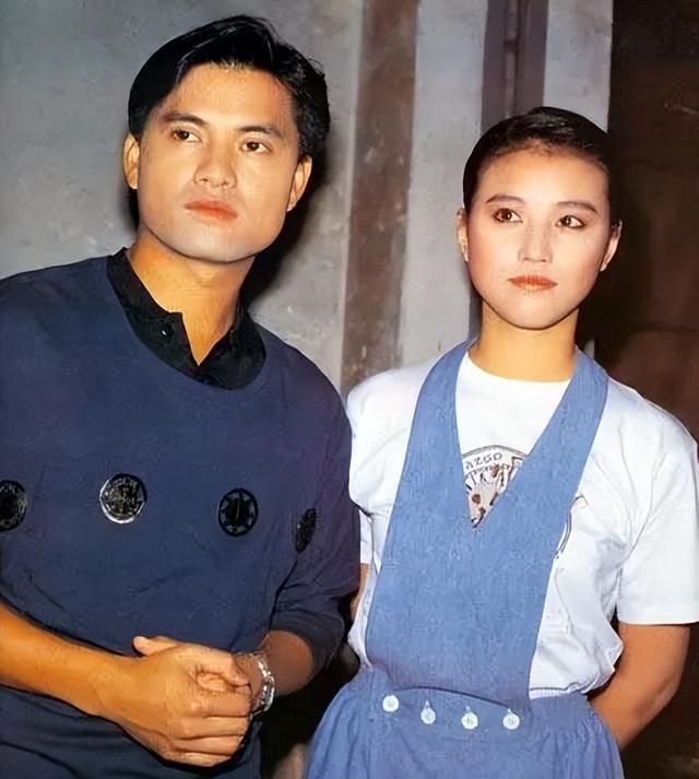 66岁吕良伟环游各国坐游艇戴金手表富豪老婆身材苗条长腿瞩目