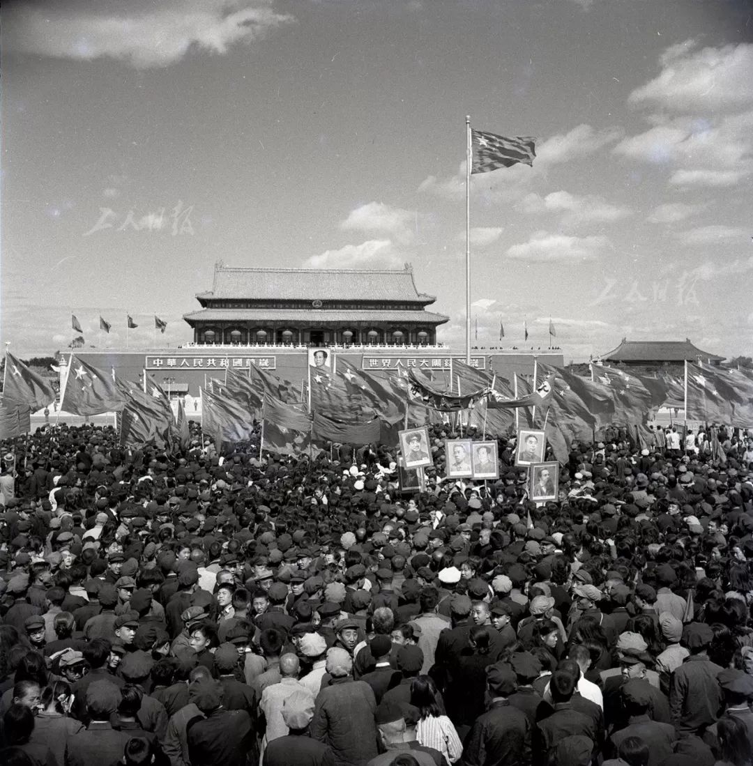 1951年10月1日,国庆节,天安门广场.工人日报 陈勃 摄