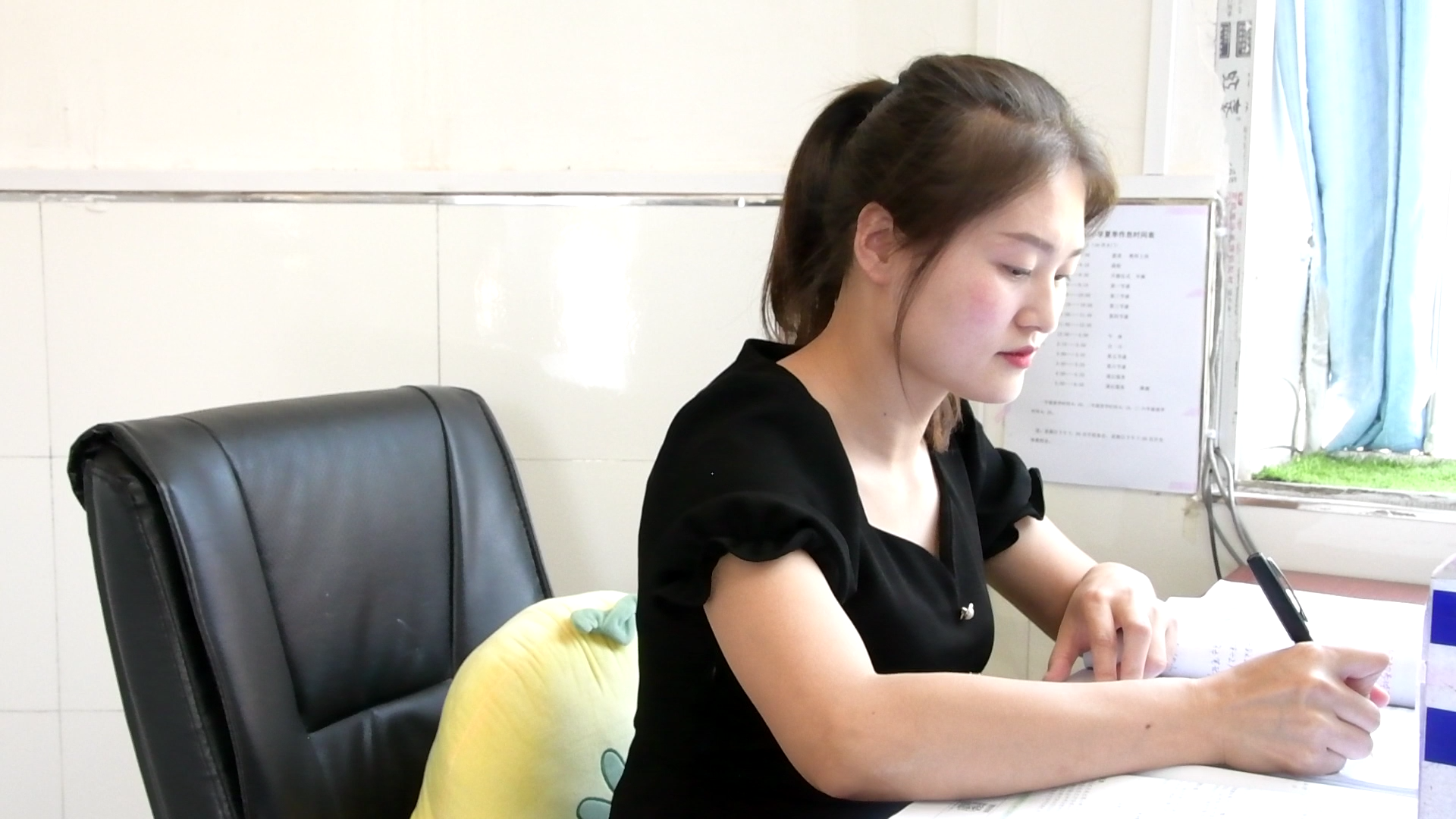 新华社记者 李亚楠 摄回想起任教之初面对学生时的窘迫,唐婷珍感慨不