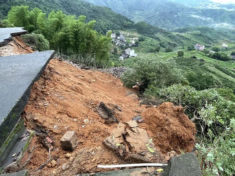 2022年6月，江西省上饶市一村庄发生滑坡和泥石流。