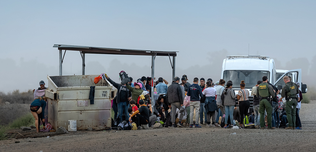 美墨边境爆发非法移民潮,数百人渡河涌入美国