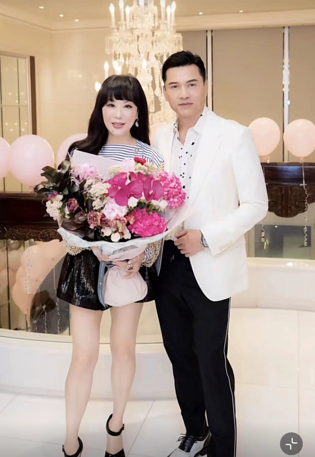 她与香港多位明星大咖的关系都相当好.