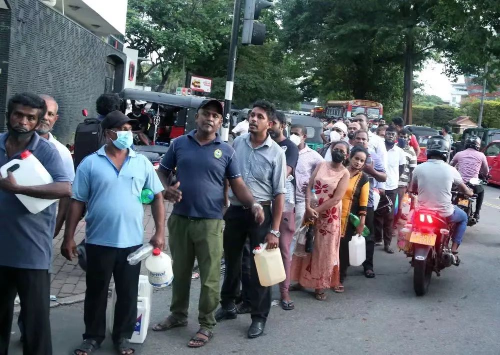 ▲2022年5月19日，民众在斯里兰卡首都科伦坡一处加油站前排队等待购买煤油。图片来源：新华社
