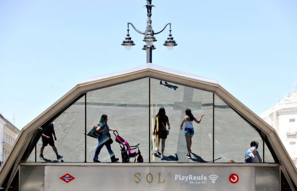 在西班牙马德里，人们经过一座地铁站。（新华社发）