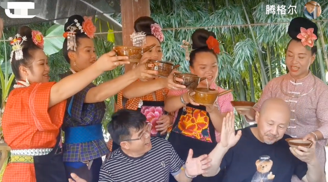 腾格尔被5个女性灌酒，连连摆手多次拒绝，往嘴里塞肉满脸油光__财经头条