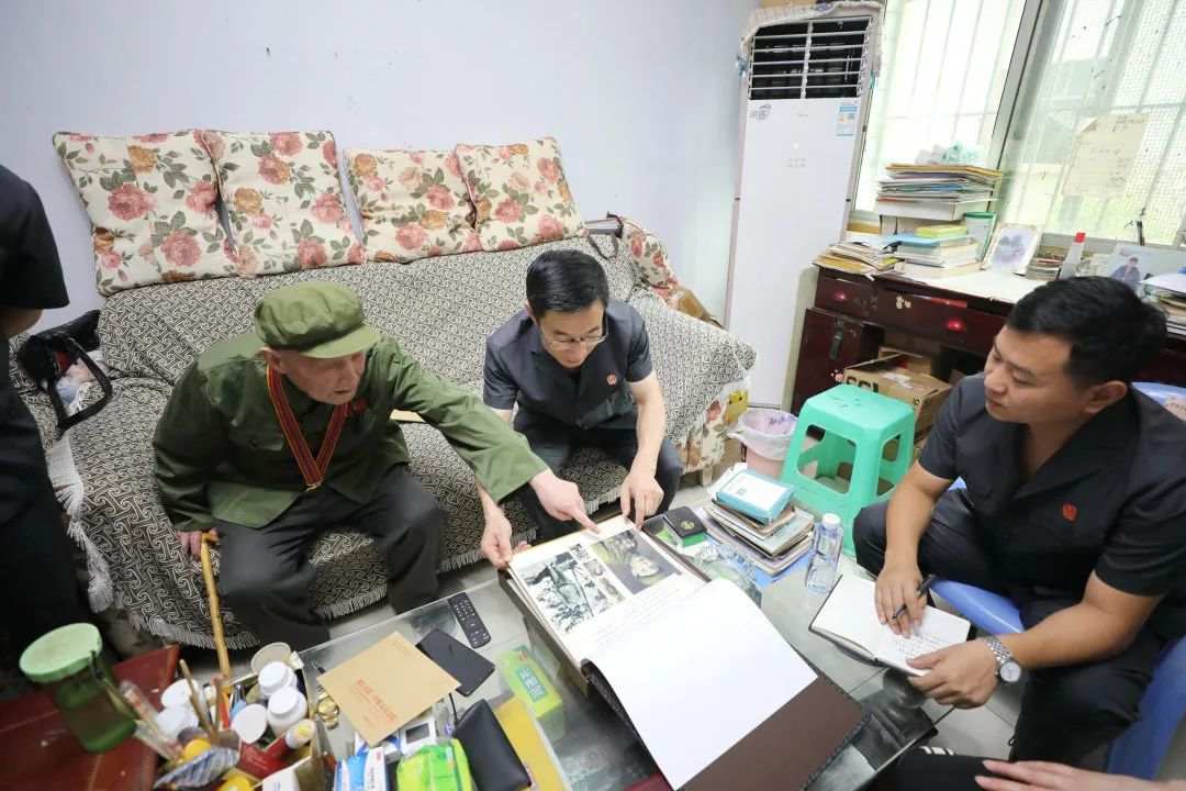 △杨老介绍当年留下的难得的照片资料