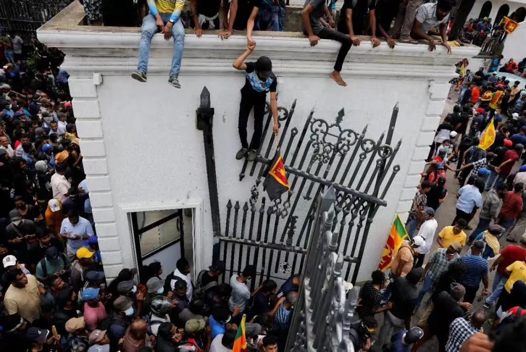 ▲2022年7月9日，斯里兰卡科伦坡，当地爆发近期以来最大规模的游行示威，示威者冲入总统官邸。图/IC photo