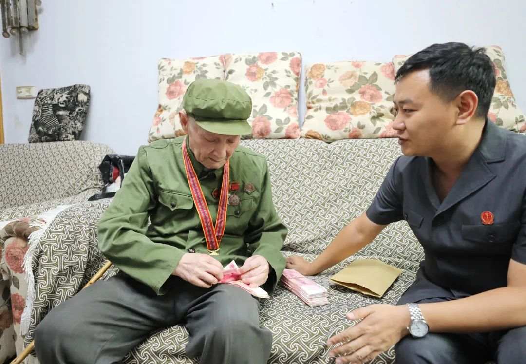 △办案法官现场将钱款交给杨老清点